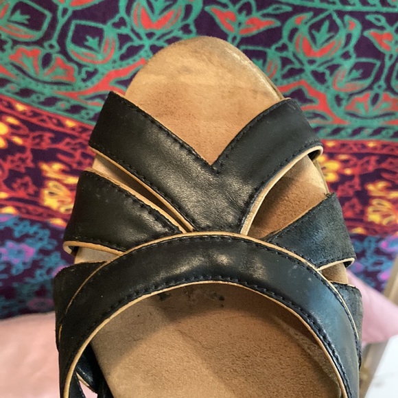 Size 8.5 (I believe) Aerosole Leather Open Toe Pumps w Wooden Heel - Picture 3 of 12